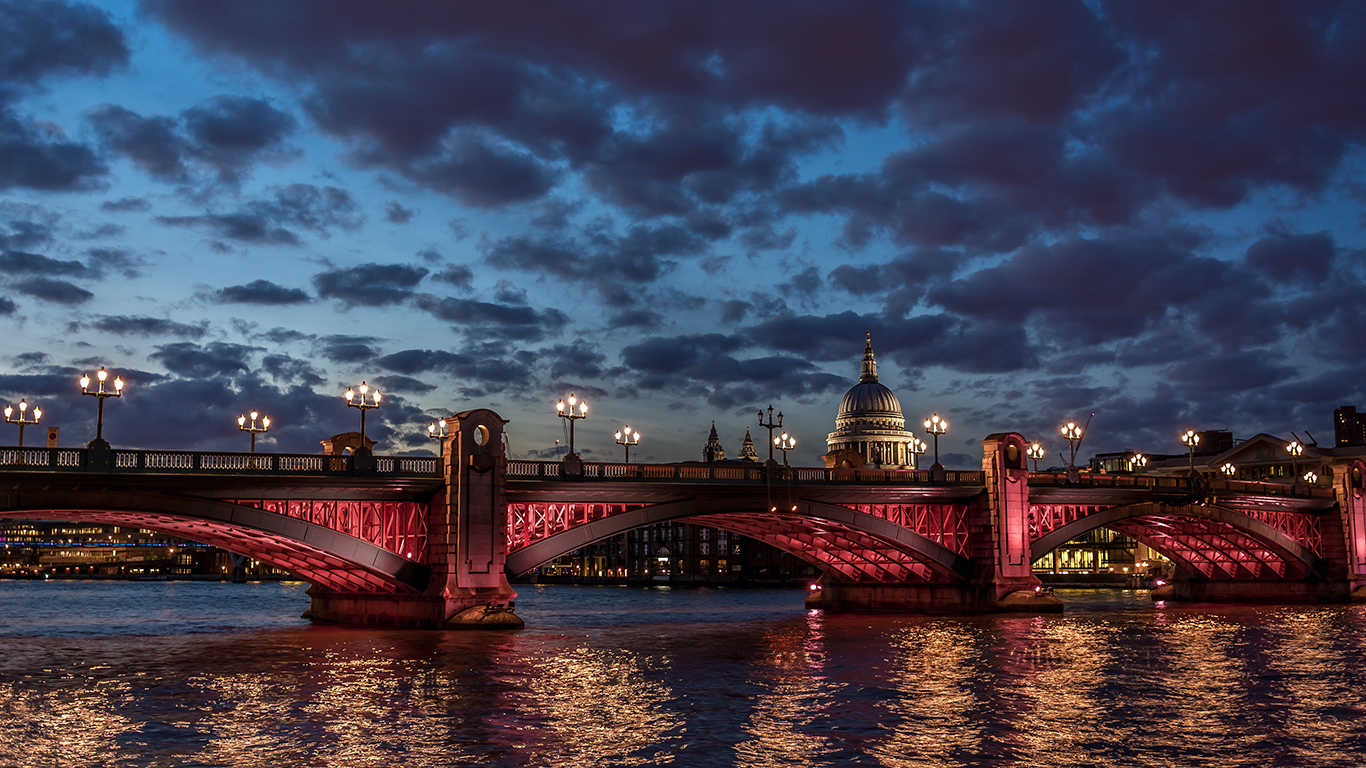 03520_londonskies_1366x768.jpg