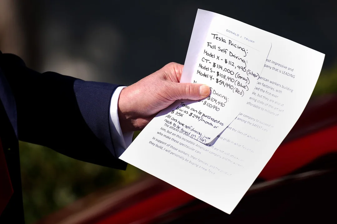 president-trump-holds-notes-on-the-pricing-of-tesla-v0-ejdcn94mk4oe1.webp