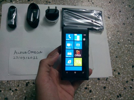 NokiaLumia800_HandMenu.jpg