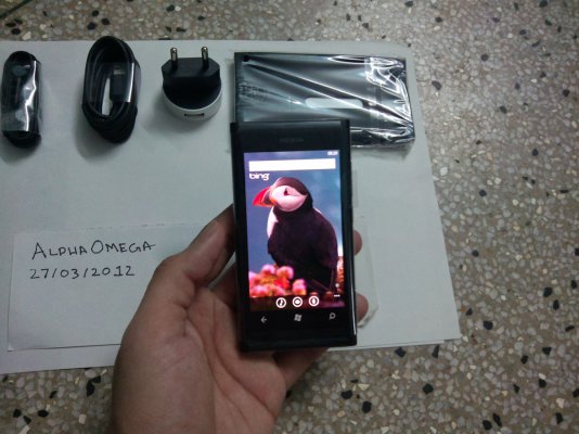 NokiaLumia800_HandBing.jpg