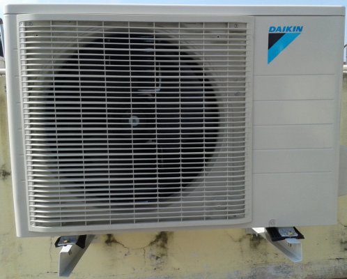 Daikin 1.9 tonne outdoor unit.jpg