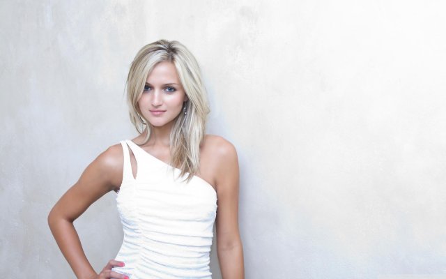 blonde_woman_in_white_dress-wallpaper-2560x1600.jpg