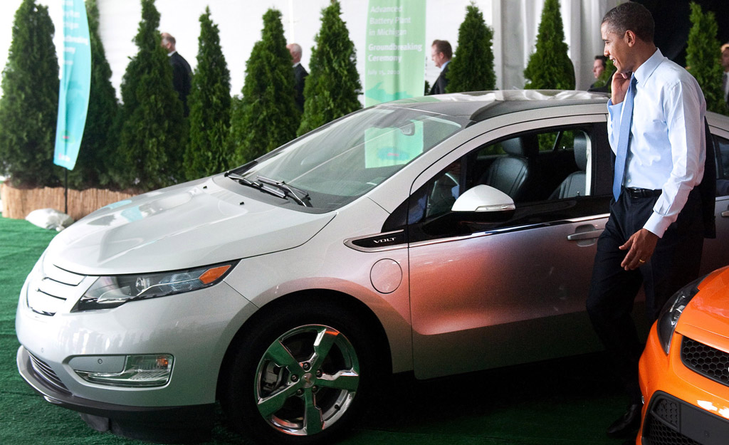 president-obama-inspects-the-2011-chevrolet-volt_100316525_l.jpg