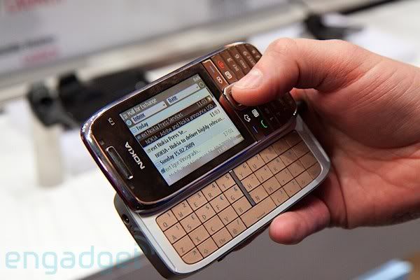 nokia-e75-hands-top1.jpg