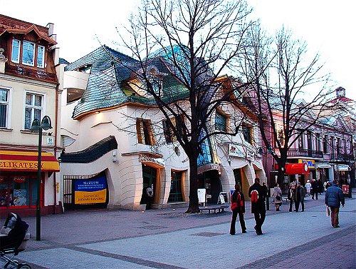 a pub that looks drunk002.jpg