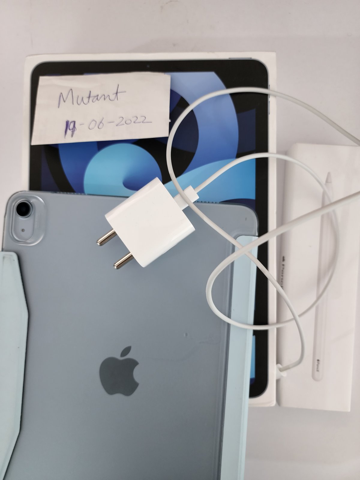 Apple iPad Air 4 with Apple Pencil 2 - Closed Market